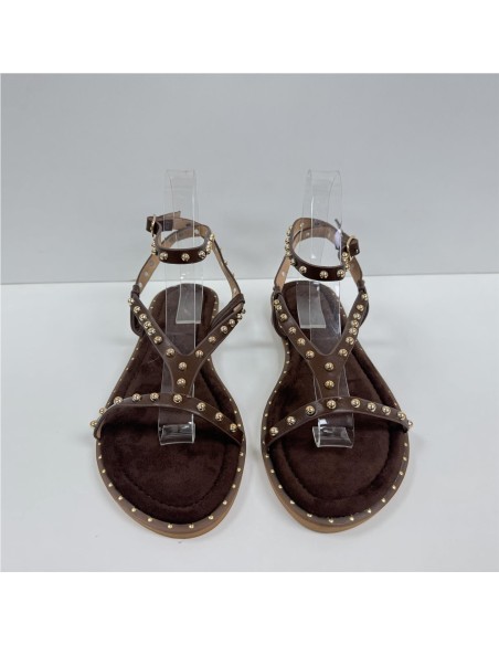 SANDALIA PLANA TACHAS MARRON