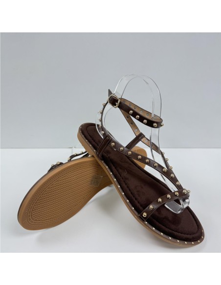 SANDALIA PLANA TACHAS MARRON