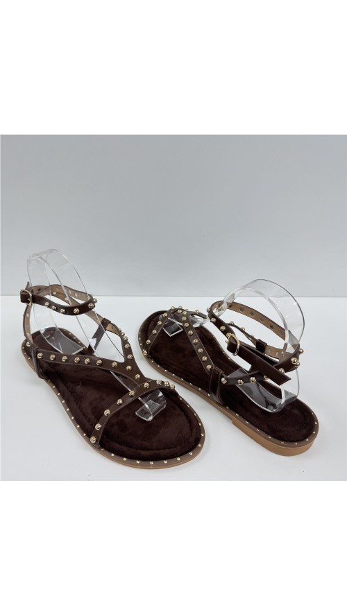 SANDALIA PLANA TACHAS MARRON