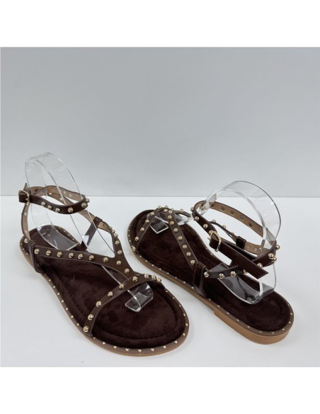 SANDALIA PLANA TACHAS MARRON