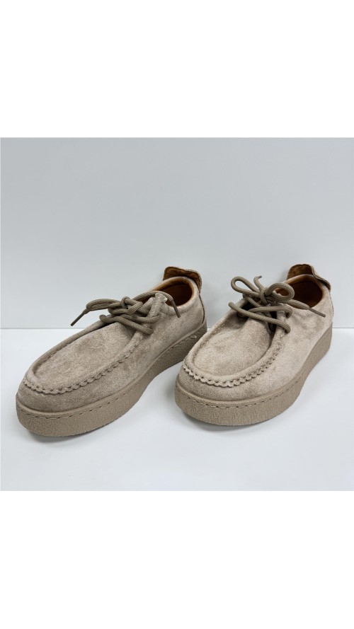 MOCASIN SERRAJE CON RIVETE BEIG