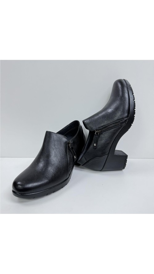 ZAPATO ABOTINADO CON PISO GOMA NEGRO