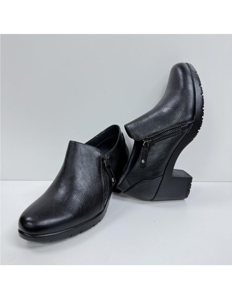ZAPATO ABOTINADO CON PISO GOMA NEGRO