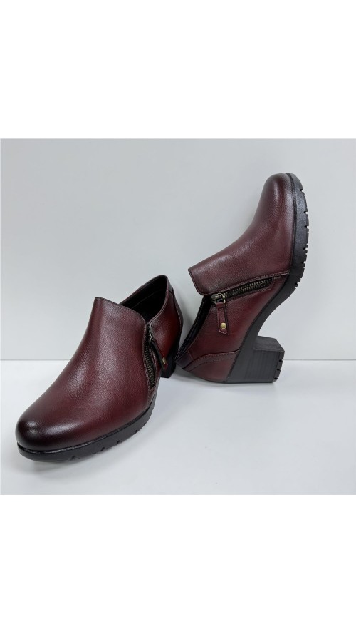 ZAPATO ABOTINADO CON PISO GOMA BURDEOS