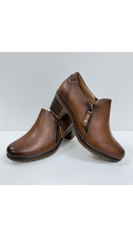 ZAPATO ABOTINADO CON PISO GOMA CUERO 2