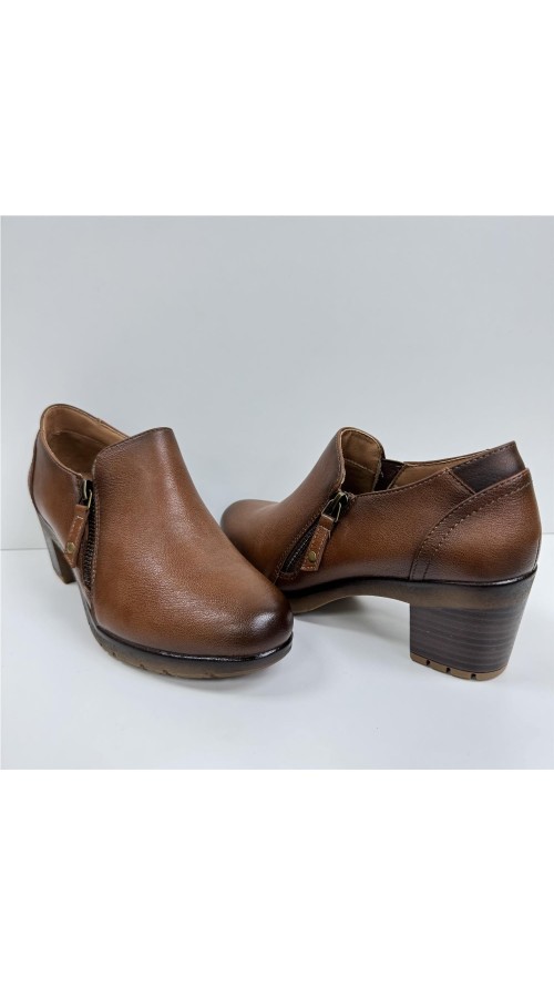 ZAPATO ABOTINADO CON PISO GOMA CUERO