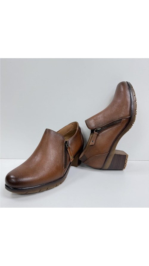ZAPATO ABOTINADO CON PISO GOMA CUERO
