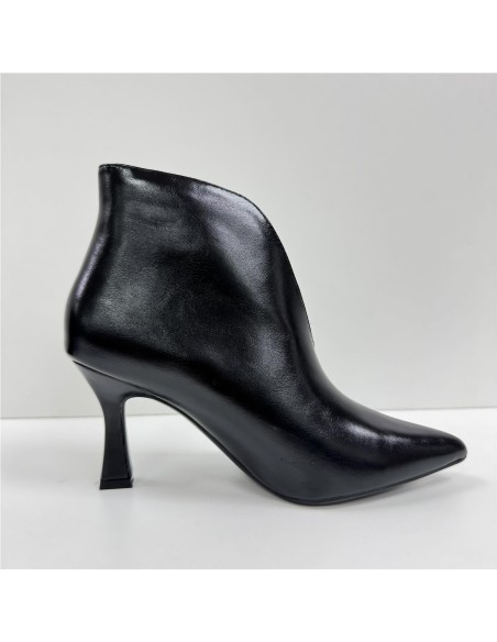 BOTIN LISO CON APERTURA NEGRO