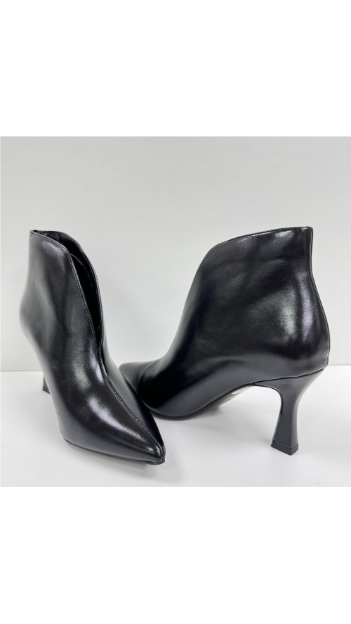 BOTIN LISO CON APERTURA NEGRO