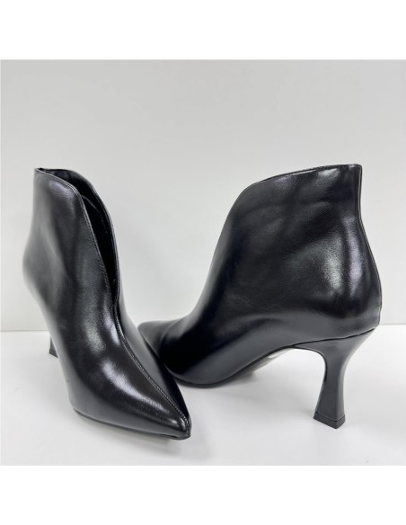 BOTIN LISO CON APERTURA NEGRO