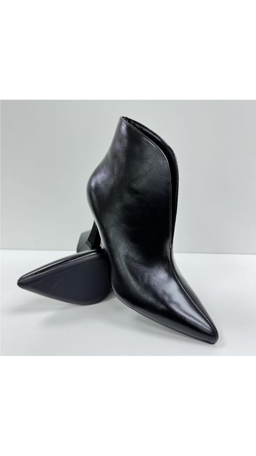 BOTIN LISO CON APERTURA NEGRO