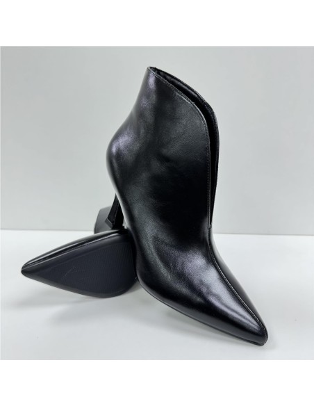 BOTIN LISO CON APERTURA NEGRO