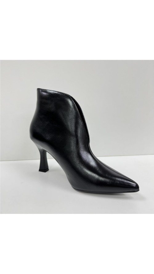 BOTIN LISO CON APERTURA NEGRO
