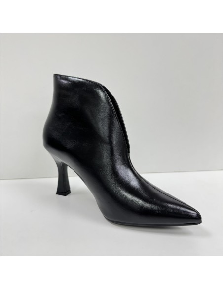 BOTIN LISO CON APERTURA NEGRO