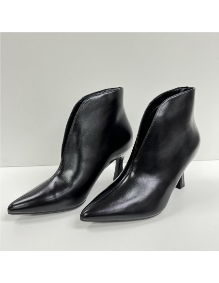 BOTIN LISO CON APERTURA NEGRO