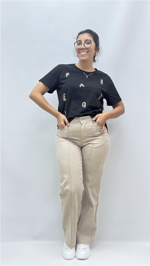 CAMISETA LETRAS NEGRO