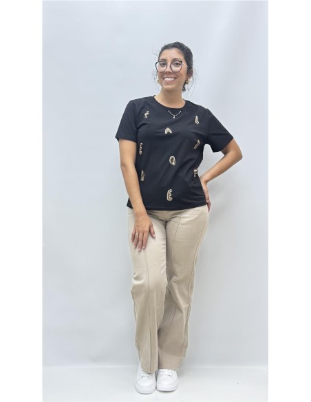 CAMISETA LETRAS NEGRO