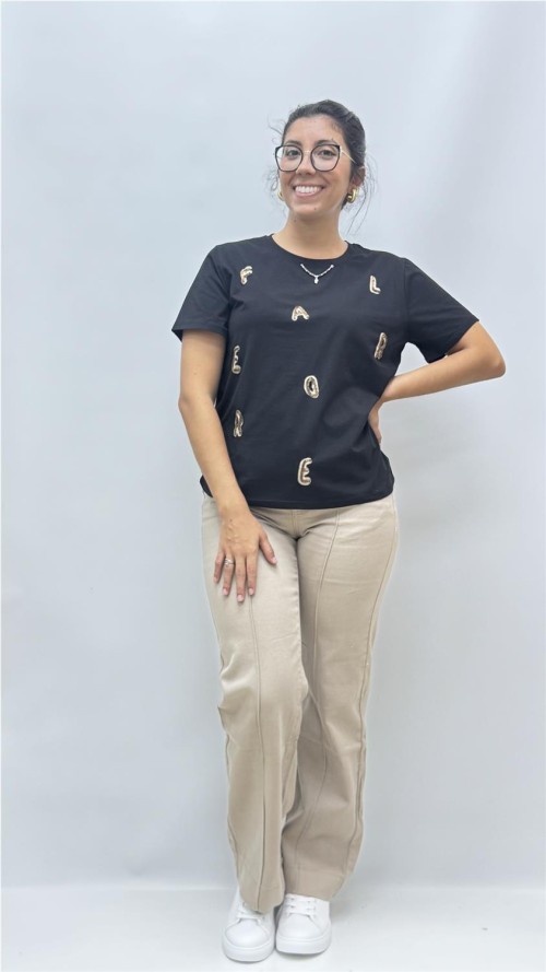 CAMISETA LETRAS NEGRO