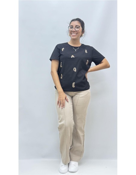 CAMISETA LETRAS NEGRO