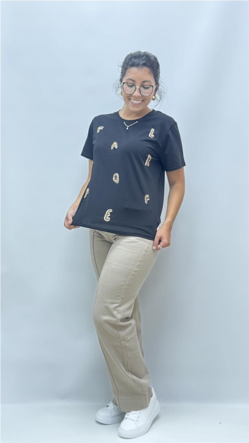 CAMISETA LETRAS NEGRO
