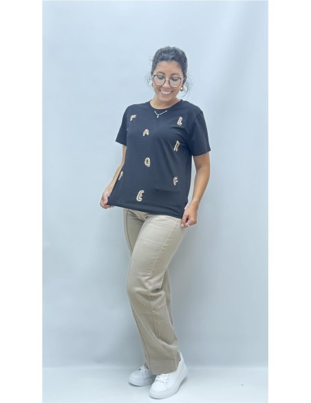 CAMISETA LETRAS NEGRO