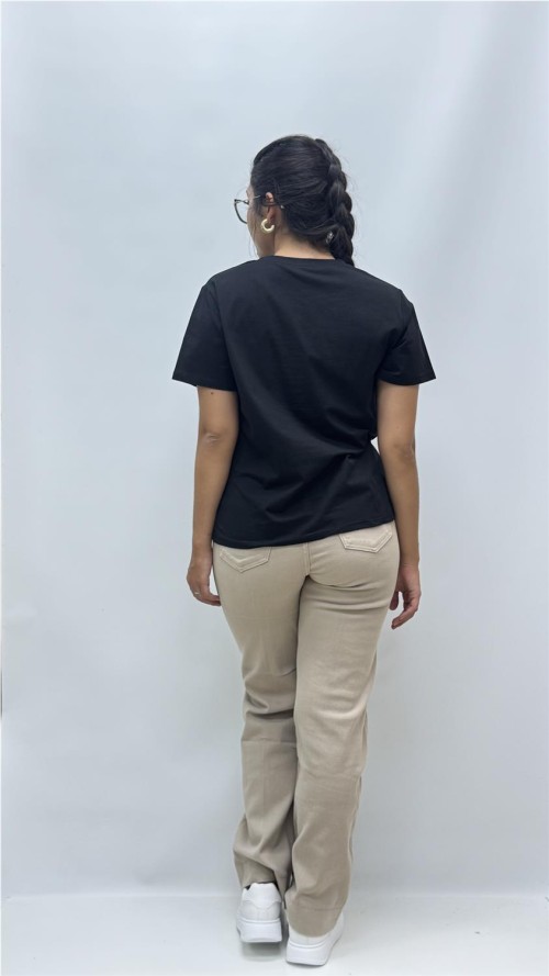 CAMISETA LETRAS NEGRO