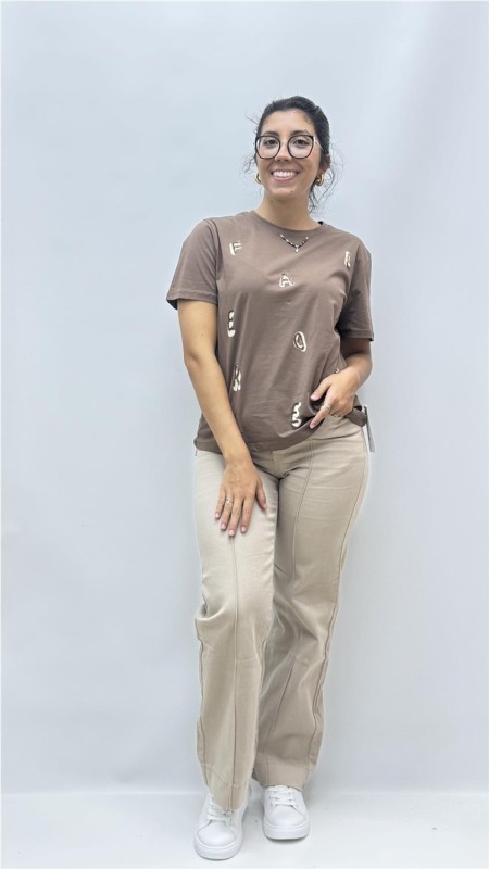 CAMISETA LETRAS MARRON 2
