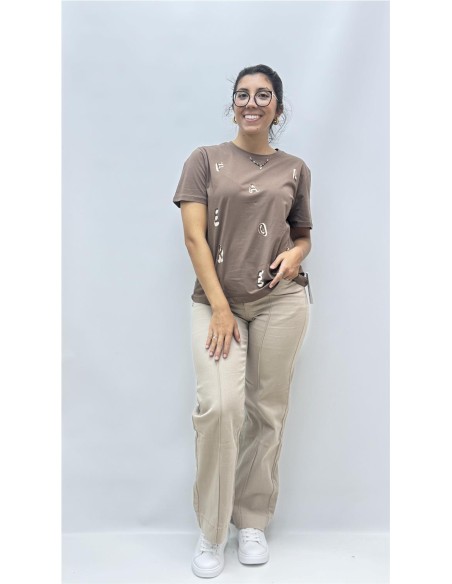 CAMISETA LETRAS MARRON
