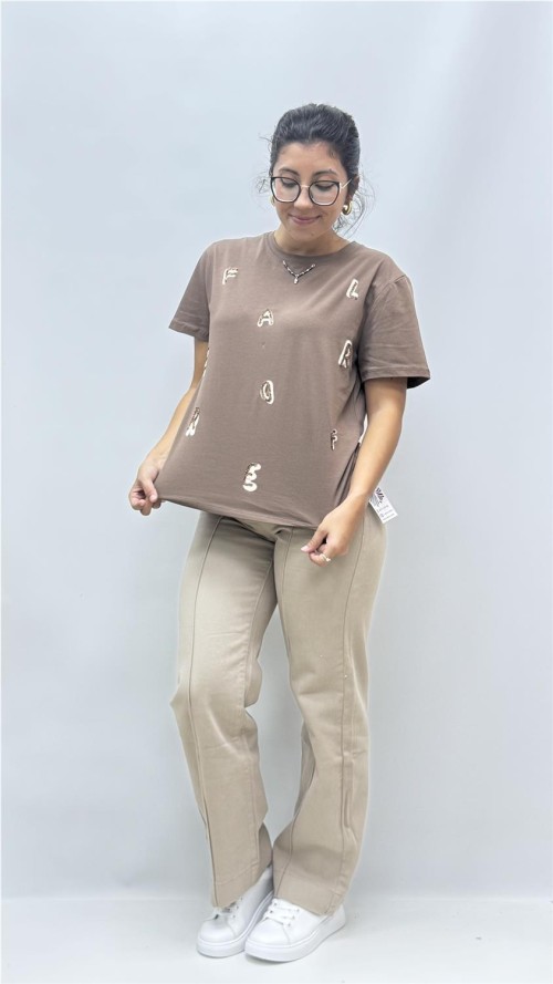 CAMISETA LETRAS MARRON
