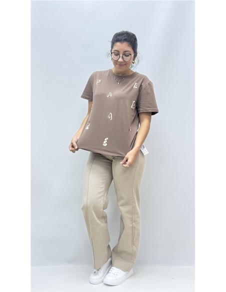 CAMISETA LETRAS MARRON