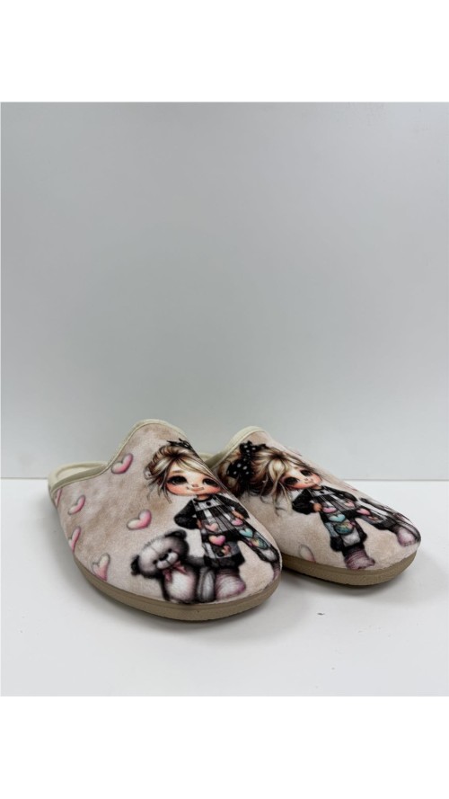 ZAPATILLA DIBJUJO NIÑA CON OSO BEIG