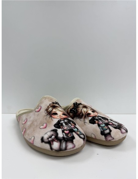 ZAPATILLA DIBJUJO NIÑA CON OSO BEIG
