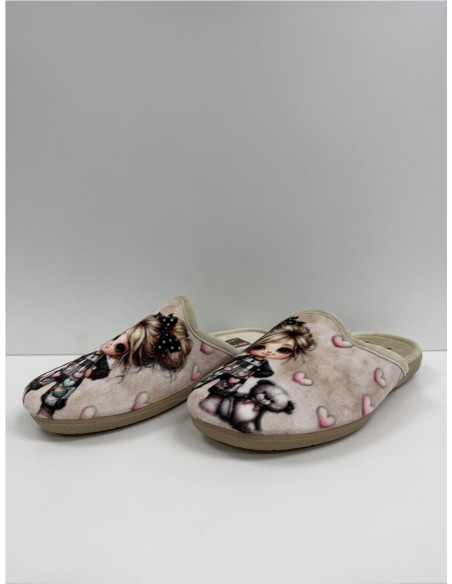 ZAPATILLA DIBJUJO NIÑA CON OSO BEIG