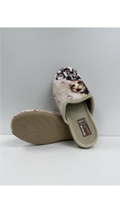 ZAPATILLA DIBJUJO NIÑA CON OSO BEIG