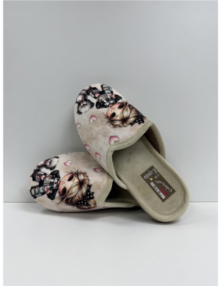 ZAPATILLA DIBJUJO NIÑA CON OSO BEIG