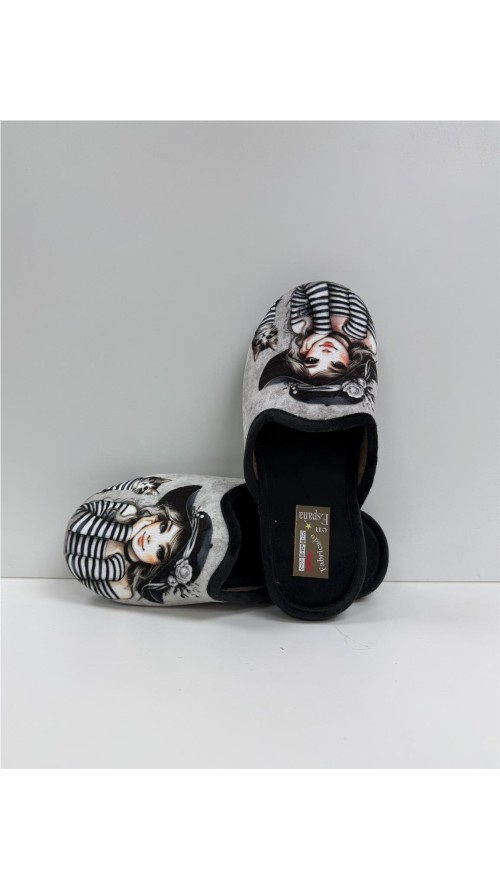 ZAPATILLA DIBUJO NIÑA Y GATO NEGRO