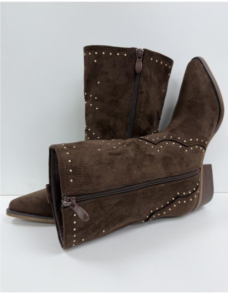BOTIN CON TACHUELAS MARRON