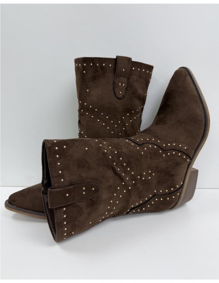 BOTIN CON TACHUELAS MARRON