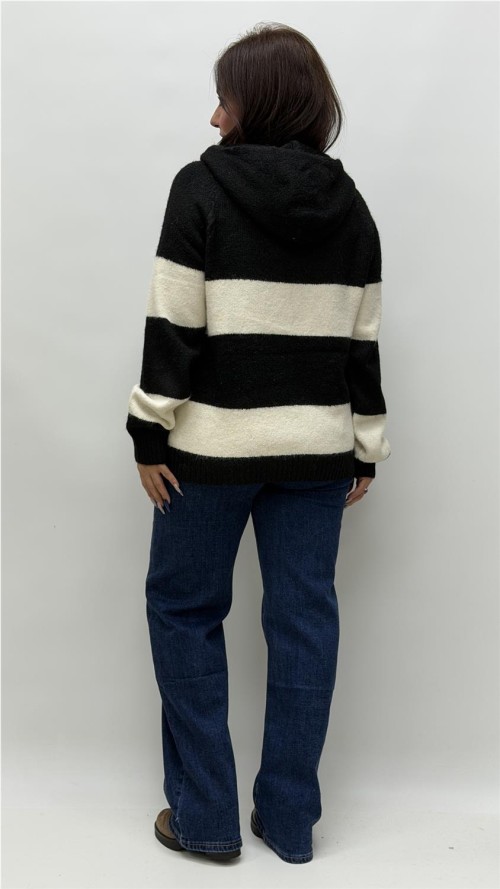 JERSEY CON CAPULLA ADELA NEGRO