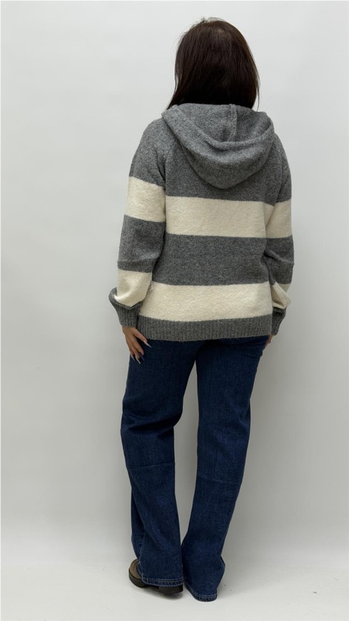 JERSEY CON CAPULLA ADELA BEIG