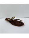 SANDALIA PLANA DETALLES ORO MARRON