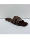 SANDALIA PLANA TACHAS MARRON