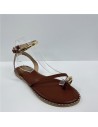 SANDALIA DE TIRAS CON ADORNOS MARRON